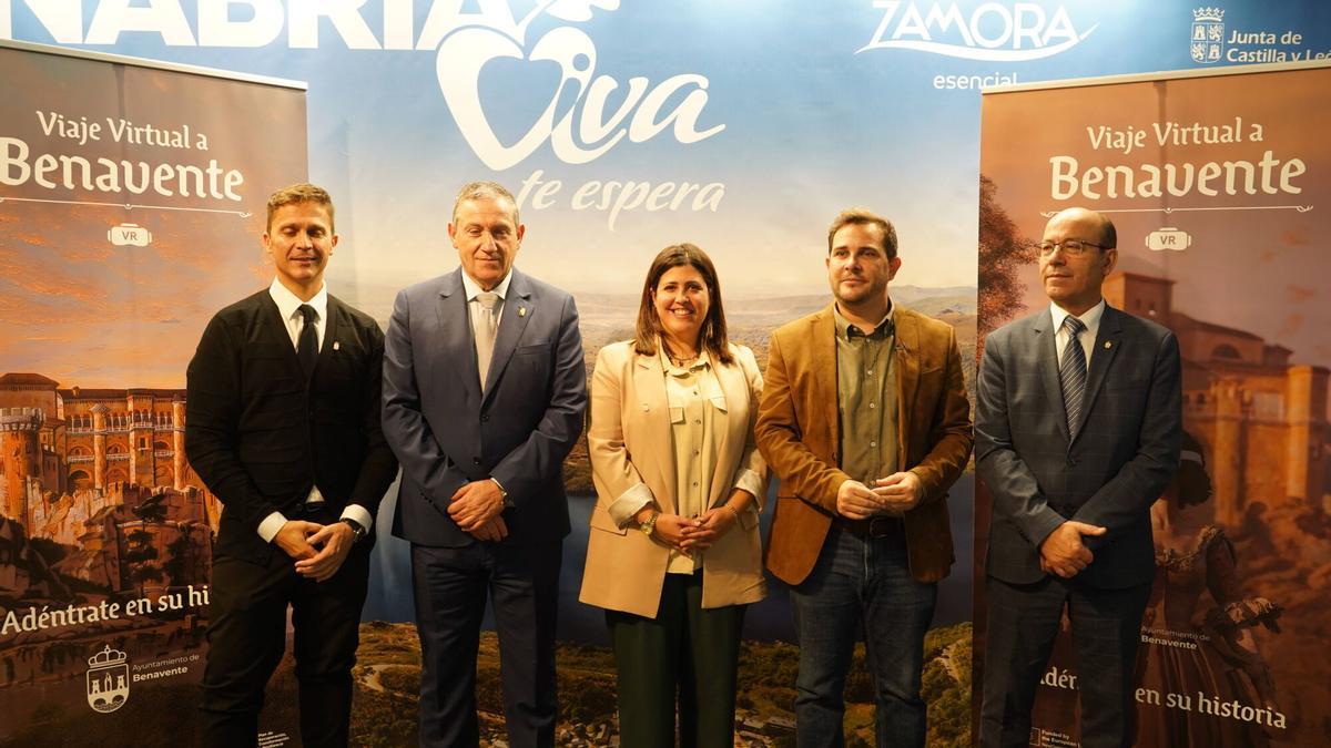Los responsables de la Diputación y del Ayuntamiento de Benavente en Intur.