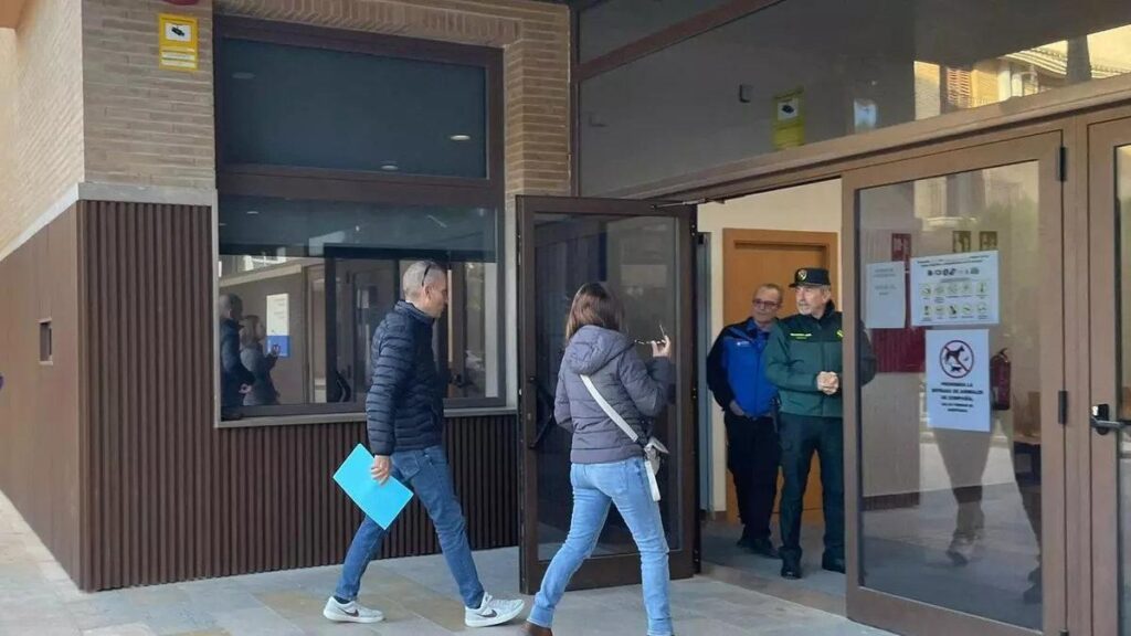 El supervisor del 112 accede a los juzgados de Catarroja, este lunes, para declarar como testigo.