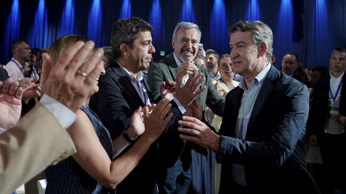El líder del PP, Alberto Núñez Feijóo, saluda al expresident Carlos Mazón durante el Congreso Nacional del PP.