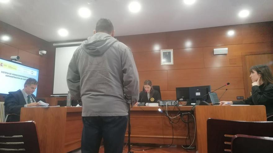 El comercial responde a las preguntas en el juicio celebrado.
