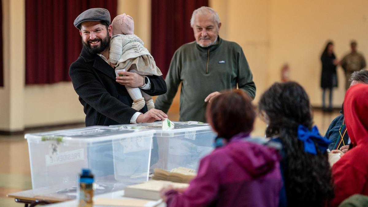 Boric madruga para depositar su voto y anima a los chilenos a participar