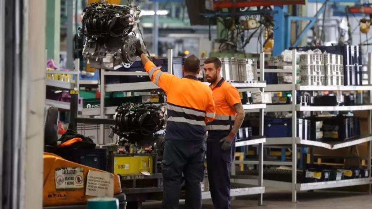 Imagen de archivo de dos trabajadores de una industria.
