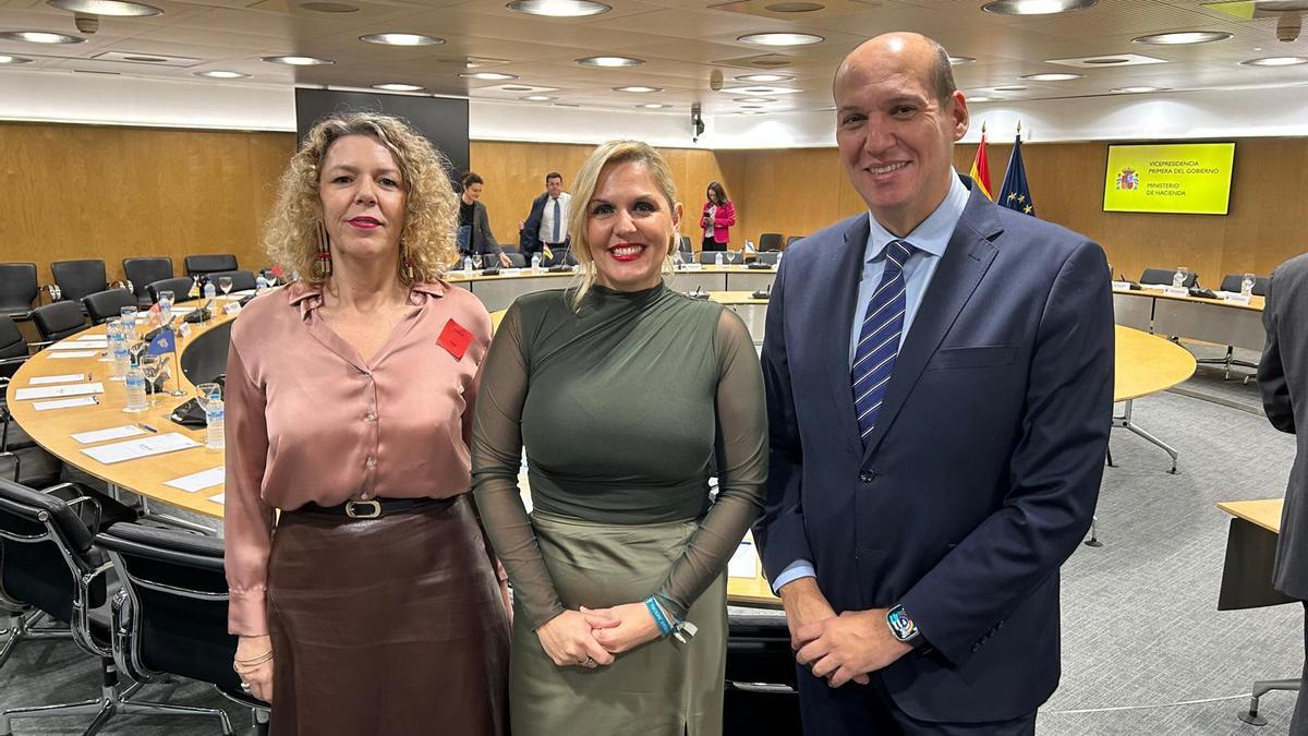 En el centro, la consejera de Hacienda de la Junta, Elena Manzano