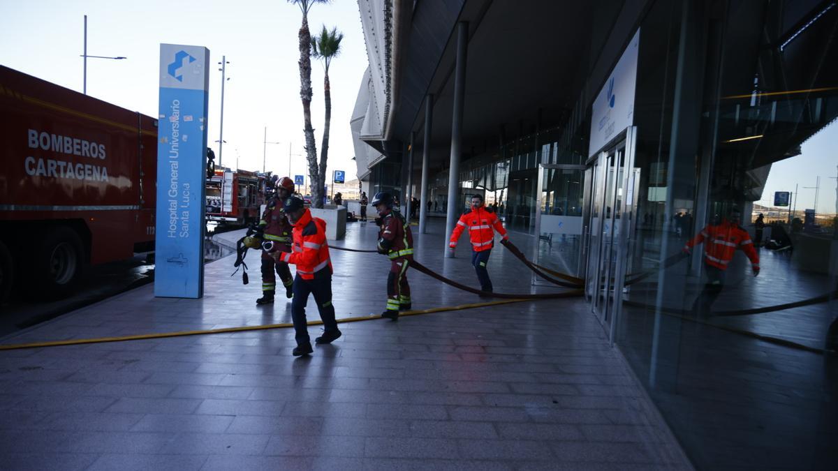 Tensión en las puertas del Hospital Santa Lucía de Cartagena durante el incendio