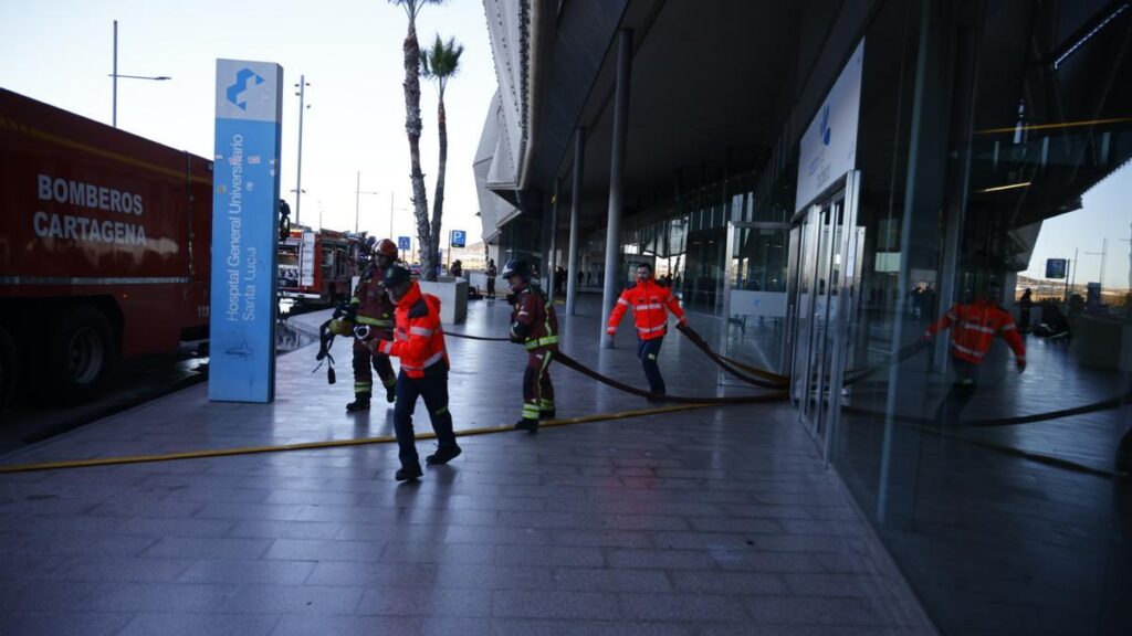 Tensión en las puertas del Hospital Santa Lucía de Cartagena durante el incendio