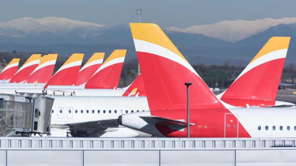 Archivo - Aviones de Iberia aparcados , en el aeropuerto Adolfo Suárez Madrid-Barajas.