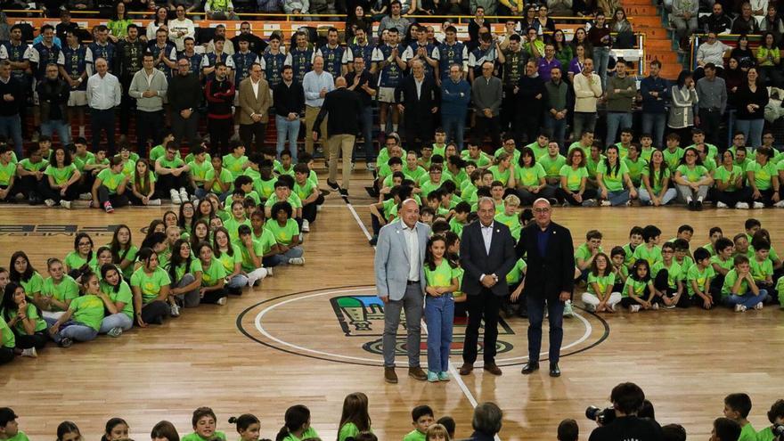 Arcel Andrés, Cipriano García y Jordi Ribera, tras recibir las insignias de oro.