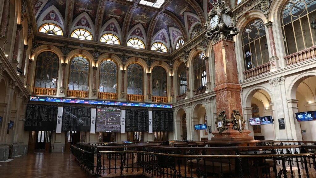 Archivo - Interior del Palacio de la Bolsa con paneles con valores del Ibex 35.