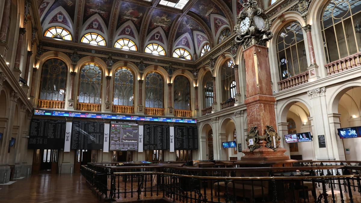 Archivo - Interior del Palacio de la Bolsa con paneles con valores del Ibex 35.