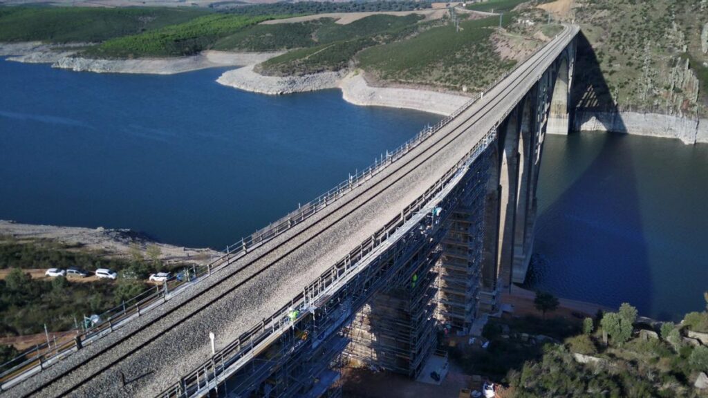 El viaducto Martín Gil, durante las obras actuales de rehabilitación