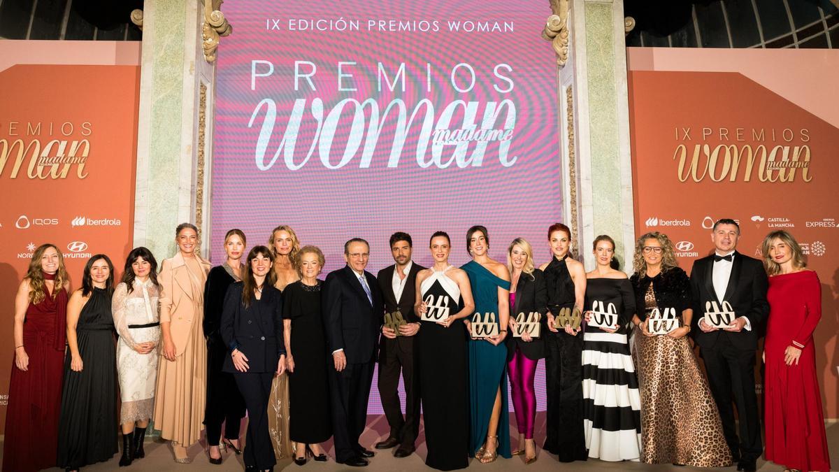 De izquierda a derecha: Usoa Arregui; Idoia Moll, directora de Alba Editorial y consejera de Prensa Ibérica; Susana Moll, consejera de Prensa Ibérica; Laura Sánchez; Helen Svedin; Mayka Sánchez, directora de Woman; Verónica Blume; Arantza Sarasola; vicepresidenta de Prensa Ibérica y editora de Woman; Javier Moll, presidente de Prensa Ibérica; Pablo Alborán; Aitana Sánchez-Gijón; Carolina Marín; María Luisa Gutiérrez; Sara García; Cristina Oria; Maite Casademunt; Germán Navarro, CEO de Gioseppo y Ainhoa Moll, consejera y directora editorial de Prensa Ibérica. Créditos: Juan Pelegrín.
