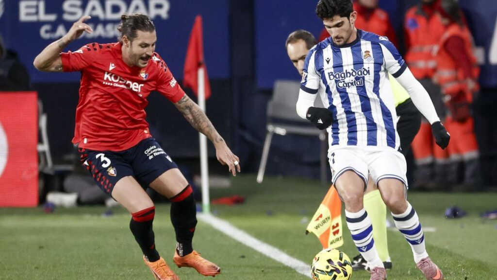 El defensa de Osasuna Juan Cruz (i) lucha con Gonçalo Guedes.