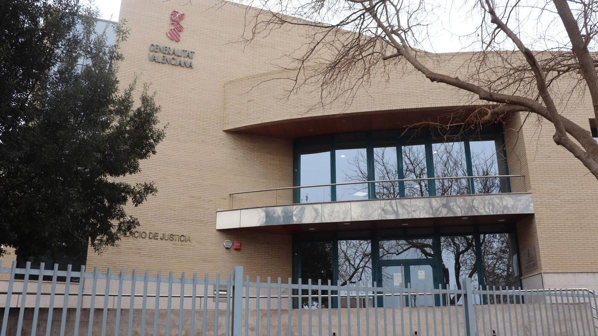 Fachada del Palacio de Justicia de Requena, donde se investiga el presunto envenamiento de Ángela y de su novio.
