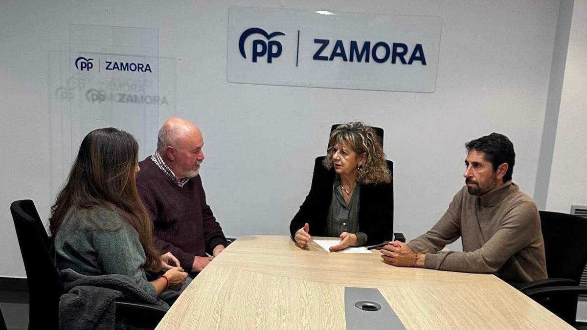 Elvira Velasco y Óscar Ramajo se reúnen con la Asociación de Diabéticos, encabezada por José Miguel Mateos.