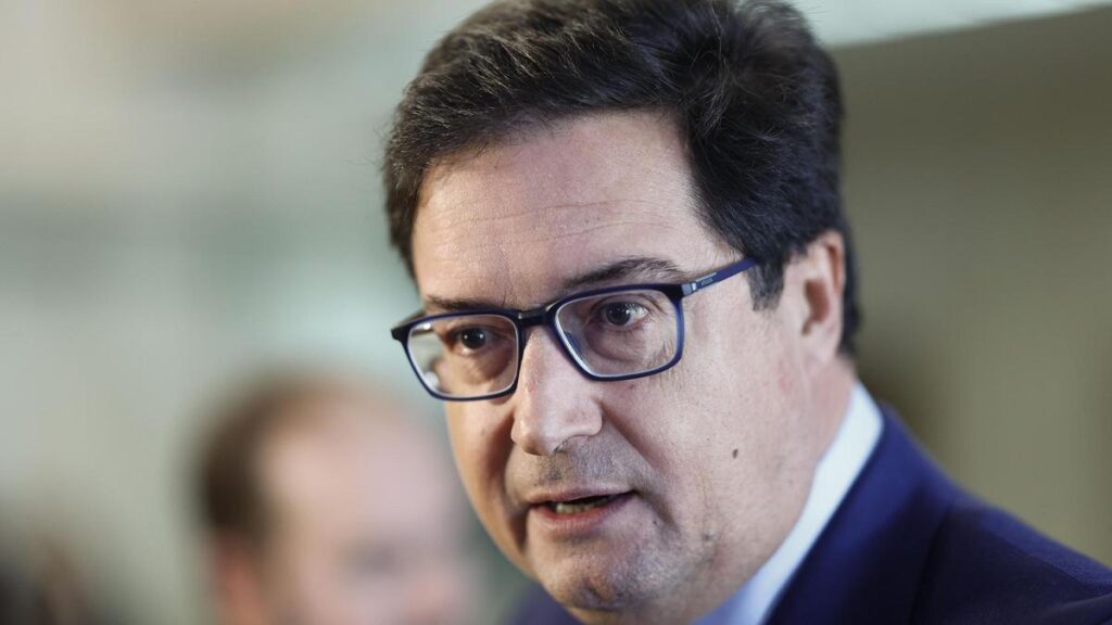 Óscar López defiende que la subida del 11 % a funcionarios garantiza el poder adquisitivo