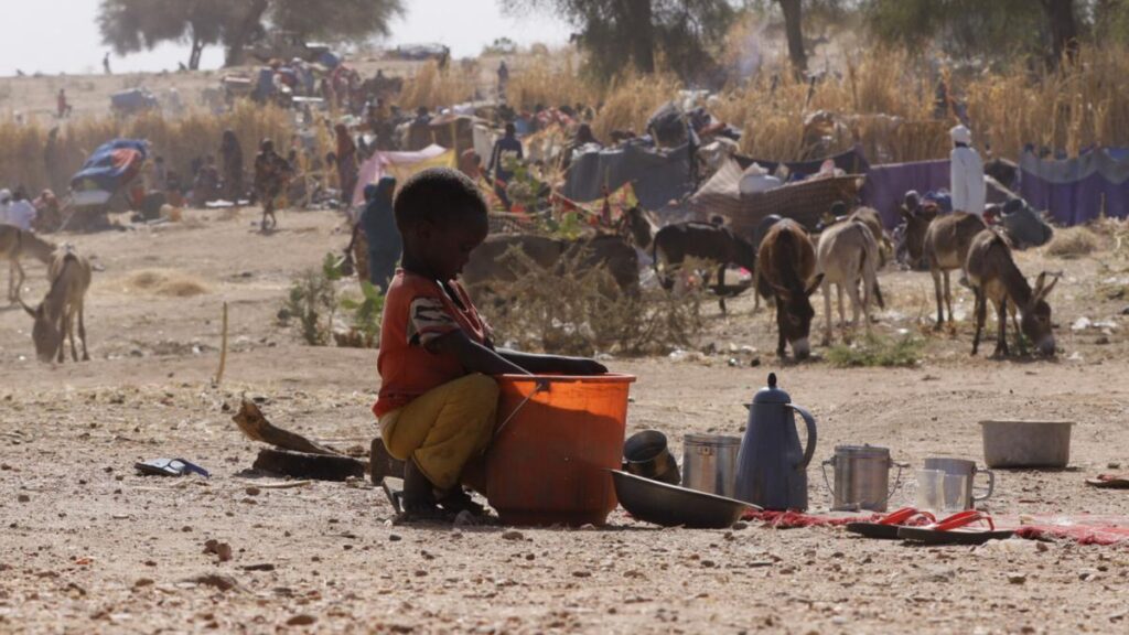 Un niño busca comida en un buco en el campo de desplazados de El Fasher, en una imagen de archivo.