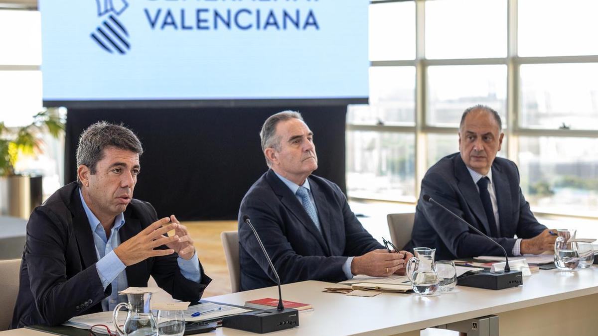 Así ha sido la entrada de Mazón en el primer plena del Gobierno valenciano tras dimitir