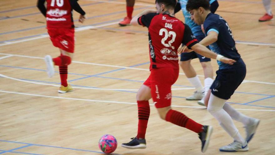 Saúl, del River Zamora, avanza con el balón.