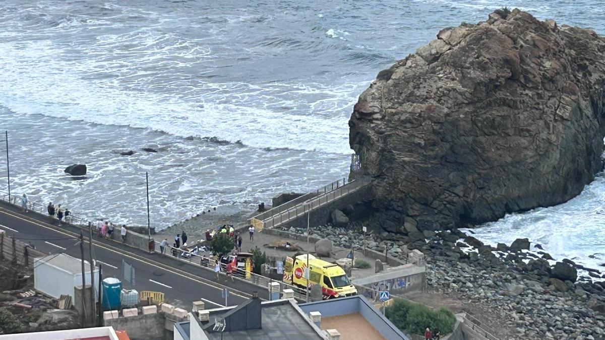 Una de las ambulancias en la zona del rescate.