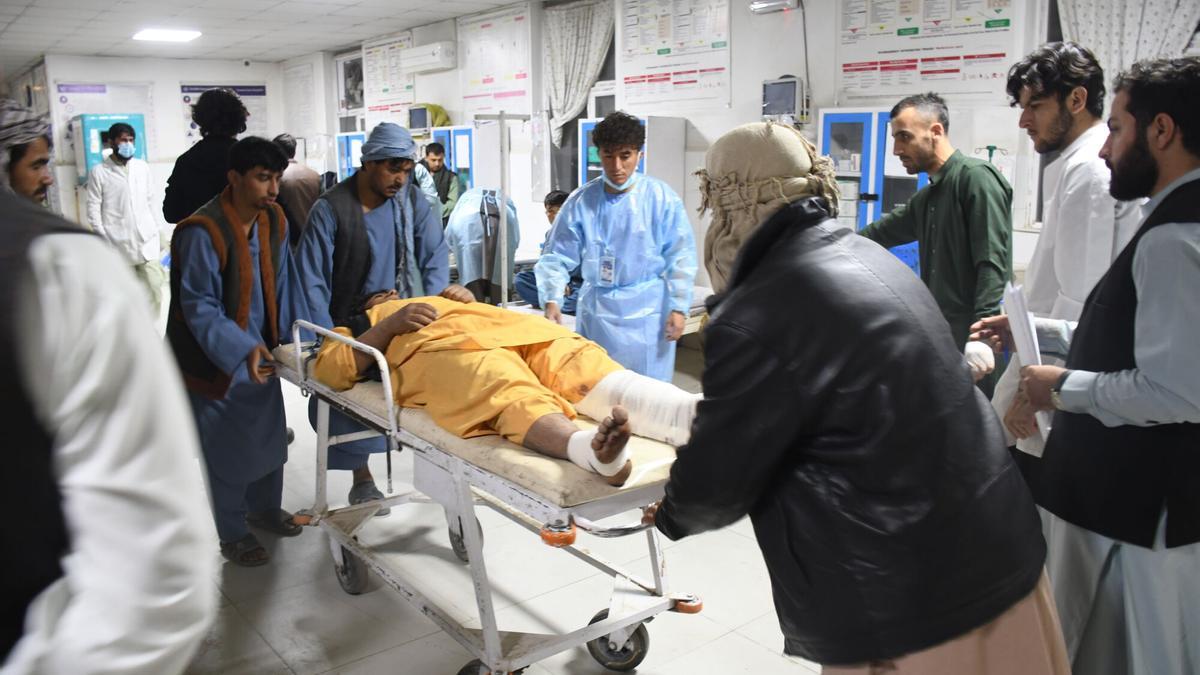 Un hombre herido por el terremoto de Afganistán en el hospital.