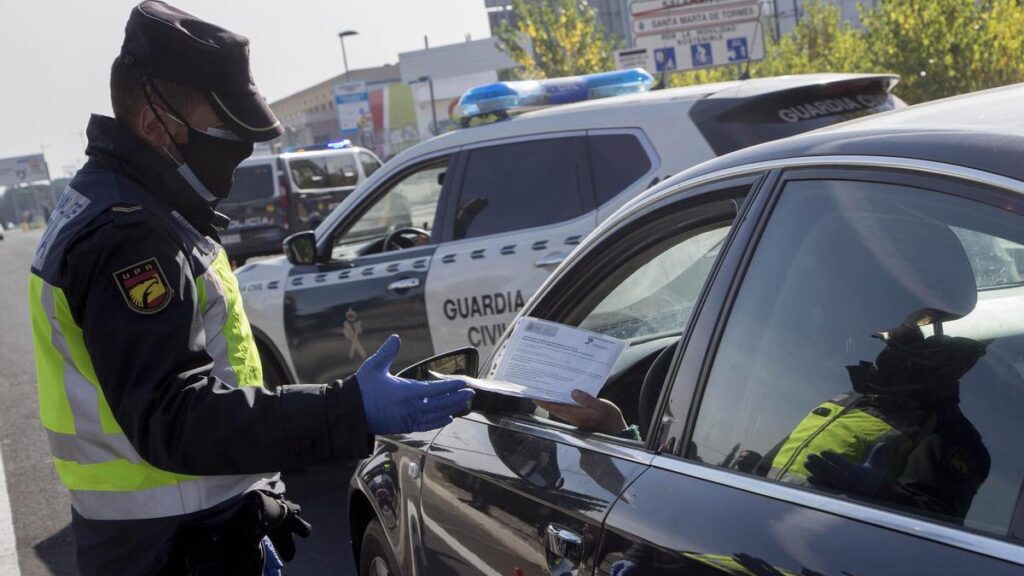 Agente de la Guardia Civil en un control de tráfico.