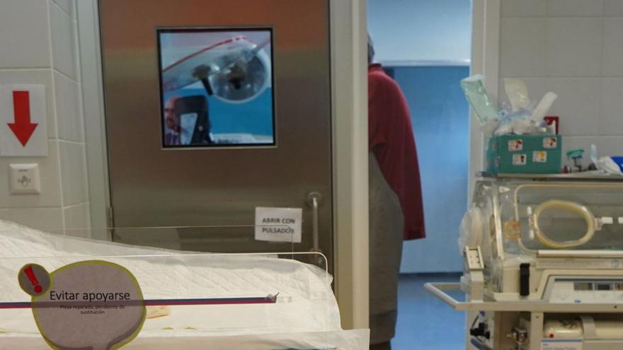 Zona de incubadoras en el quirófano de cesáreas del hospital Virgen de la  Concha.