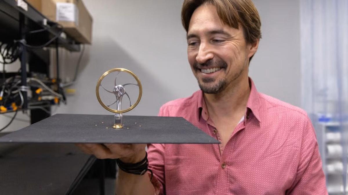 El profesor Jeremy Munday ha desarrollado un motor experimental capaz de generar energía mecánica a partir de la diferencia de temperatura entre la Tierra y el espacio profundo cuando se coloca al aire libre durante la noche.