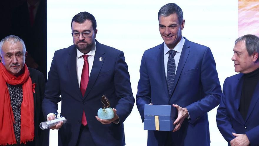 Así fue el encuentro entre Pedro Sánchez y Adrián Barbón en los premios de la Fundación Manuel Fernández Lito en Madrid.