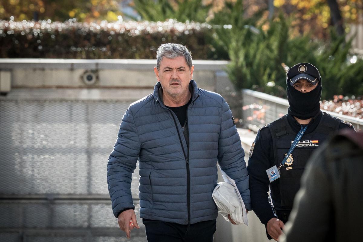 L'associé de Servinabar 200, Joseba Antxon Alonso Egurrola (i), quitte le Tribunal National