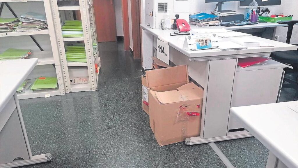 El personal de las oficinas continúa empaquetando sus cosas para reubicarse el 2 de enero de 2026.