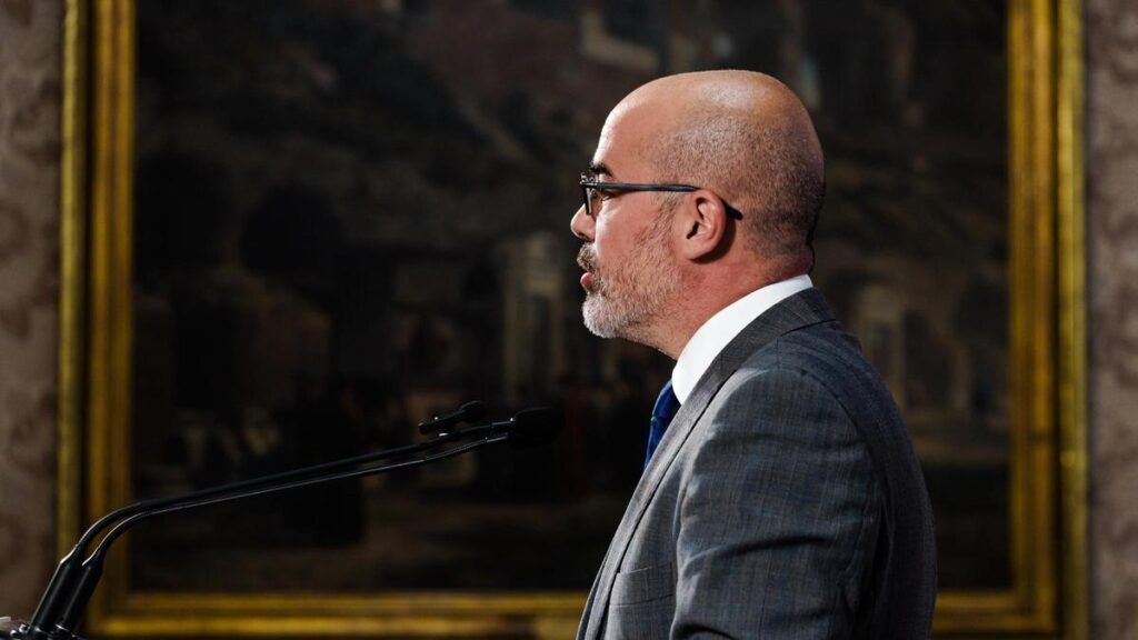 Archivo - El delegado del Gobierno en Madrid, Francisco Martín, atiende a los medios de comunicación, en la sede de la Delegación del Gobierno de Madrid, a 6 de mayo de 2025, en Madrid (España).