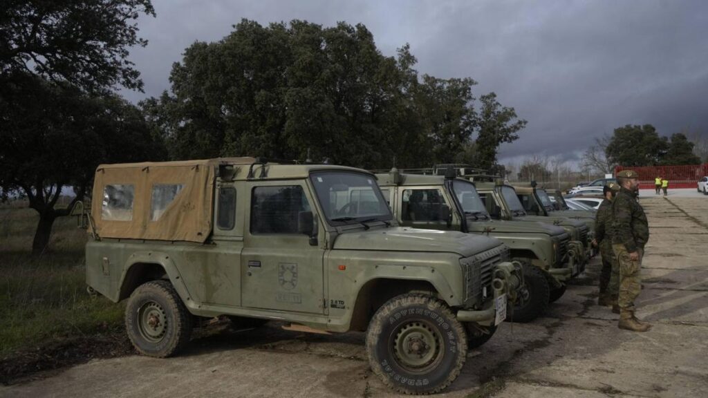 Militares en Monte la Reina durante una visita de la ministra de Defensa.