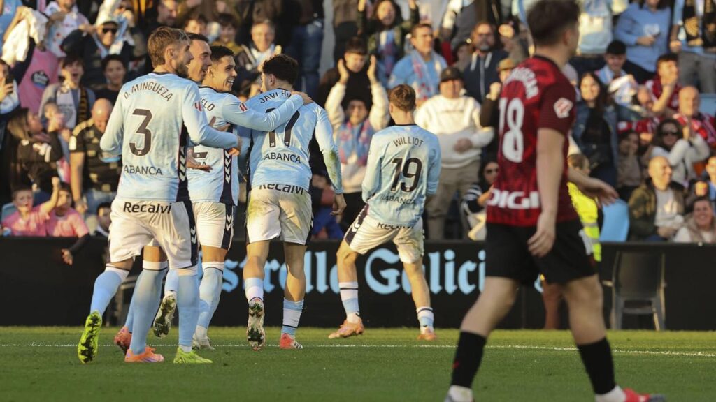 Los jugadores del Celta celebran el gol de Swedberg  ante el Athletic.