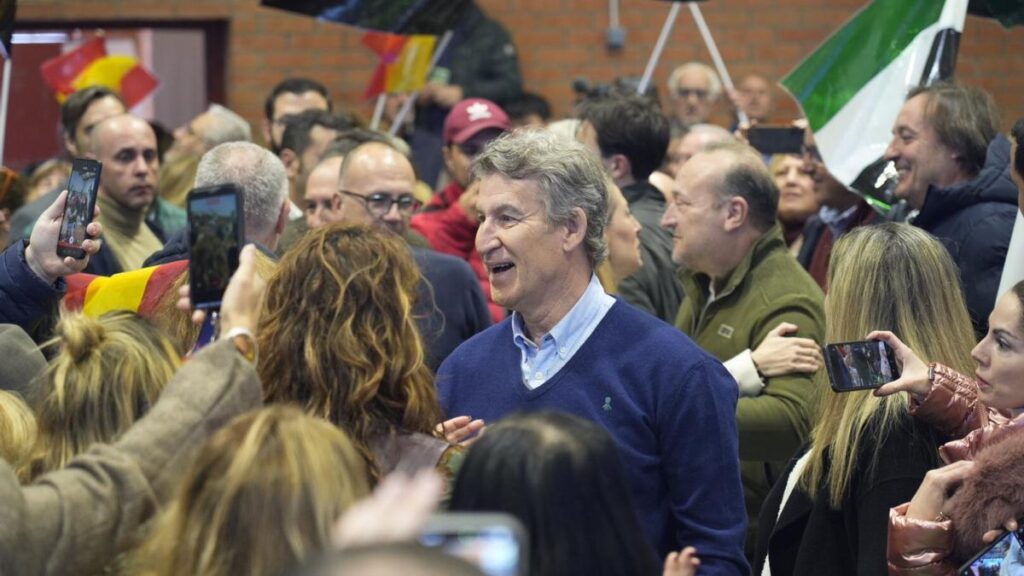 El presidente del PP, Alberto Núñez Feijóo (C).