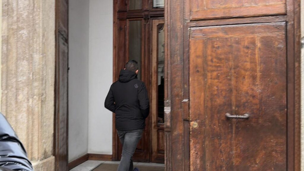 Uno de los agentes de la UCO accede al edificio donde se encuentra la sede central de Forestalia, donde este jueves se ha practicado un registro en el marco de la trama Leire.