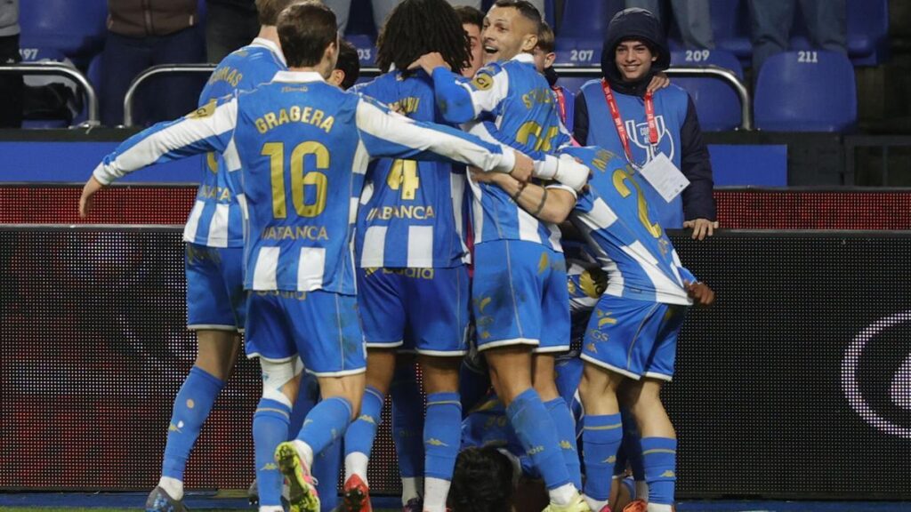 Los jugadores del Deportivo celebran el 1-0 durante el encuentro de dieciseisavos de final de la Copa del Rey entre Deportivo de La Coruña y RCD Mallorca celebrado este martes en el estadio de Riazor. EFE/ Cabalar. (mALLORCA)