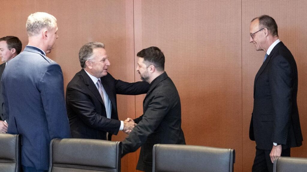 El enviado de Trump Steve Witkoff saluda al presidente ucraniano, Volodímir Zelenski, en presencia del canciller alemán, Friedrich Merz, durante la reunión mantenida el domingo en Berlín.