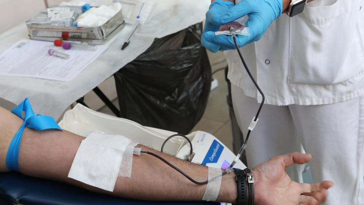 Un hombre dona sangre.