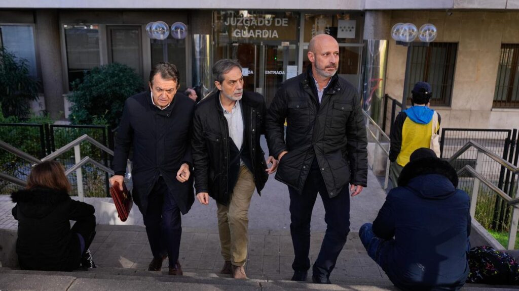 MADRID, 13/12/2025.- El director ejecutivo de la aerolínea Plus Ultra, Roberto Roselli (d), a la salida de los Juzgados de Plaza de Castilla después de quedar en libertad.