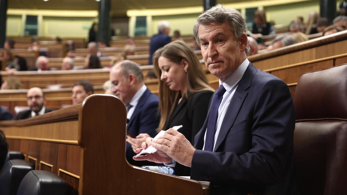El presidente del Partido Popular, Alberto Núñez Feijóo, durante una sesión de control al Gobierno, en el Congreso de los Diputados, a 10 de diciembre de 2025, en Madrid (España).