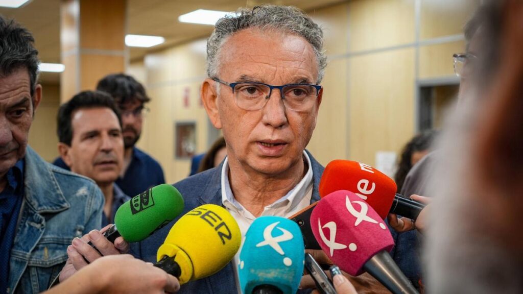 El delegado del Gobierno en Extremadura, José Luis Quintana, atiende a los medios de comunicación en una fotografía de archivo.