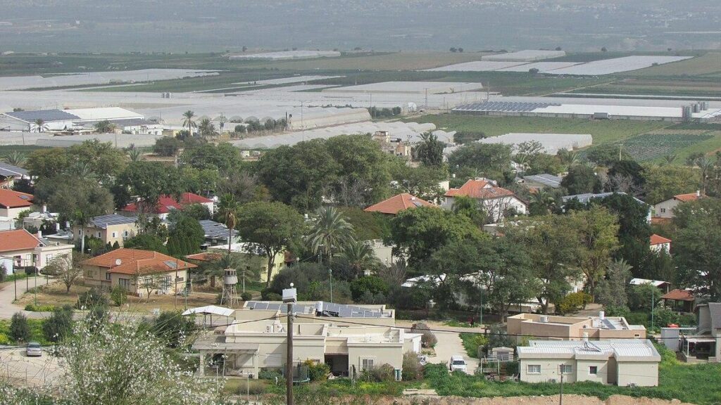 Mehola, uno de los asentamientos religiosos israelíes situados en Cisjordania, en el valle del Jordán, cerca la aldea palestina de Bardala cuyo código postal (1093000) aparece en la lista de "lugares no elegibles" por el acuerdo comercial UE-Israel.