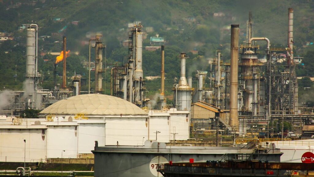 Panorámica de la refinería de la estatal Petróleos de Venezuela (PDVSA) en Puerto La Cruz.