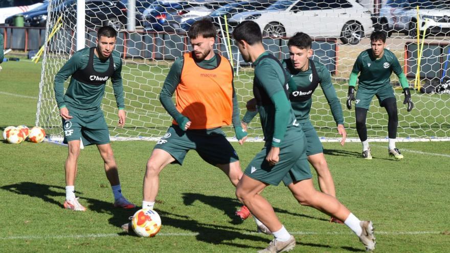 Varios jugadores del Zamora CF, en un entrenamiento.