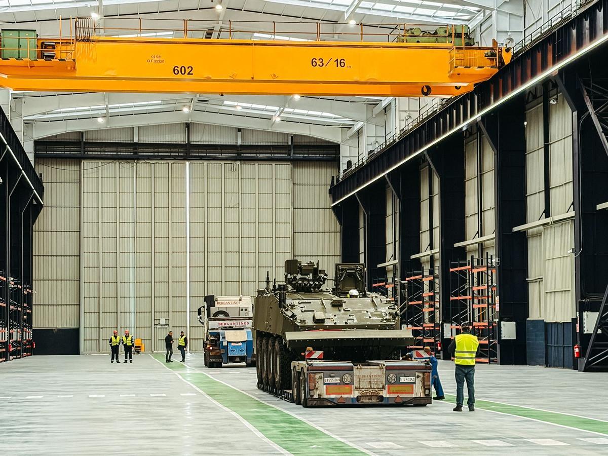 Le 23 décembre, les techniciens d'Indra ont reçu le premier Dragon 8X8 à l'atelier de Gijón pour tester son futur assemblage.