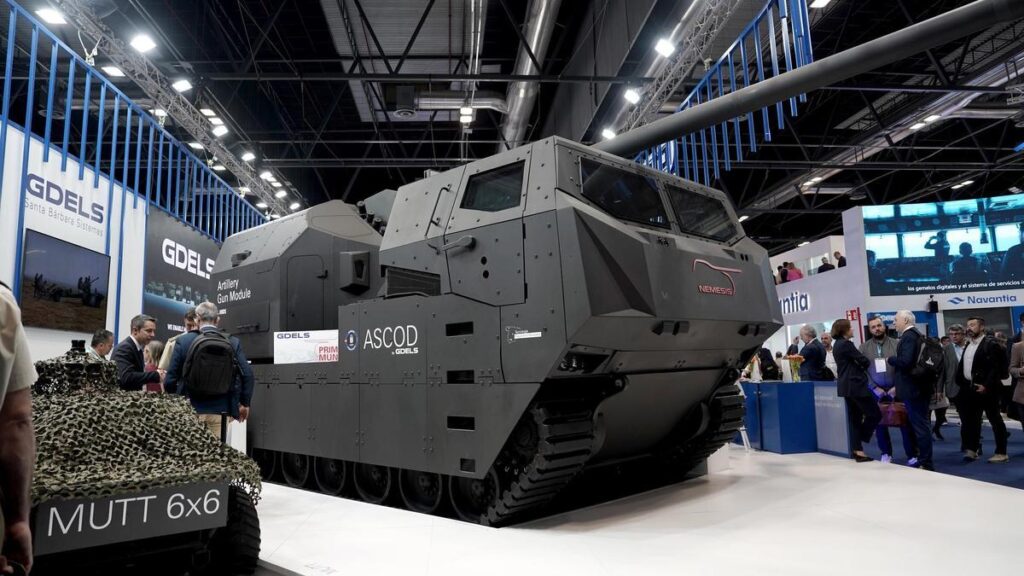 El obús sobre cadenas Némesis, presentado por GDELS en la feria de industria de la defensa Feindef de Madrid en junio pasado..jpg