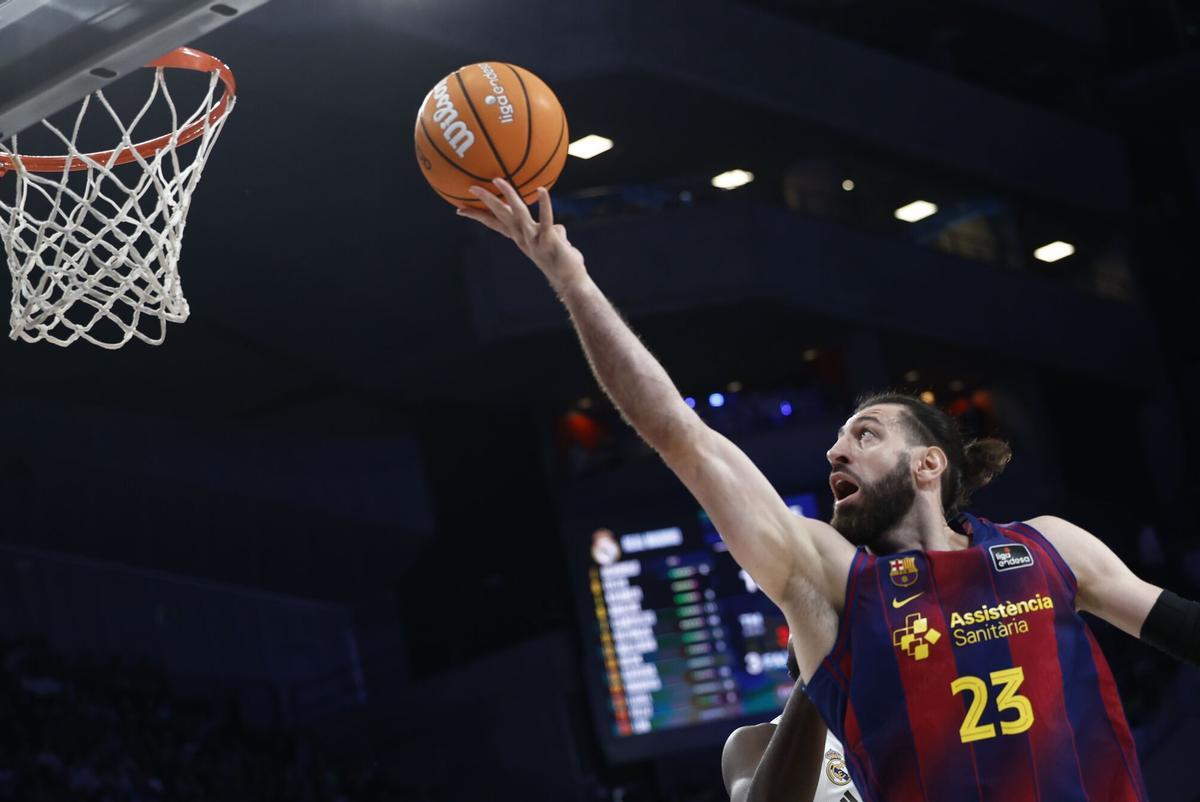 Tornike Shengelia attaque le cerceau madrilène.