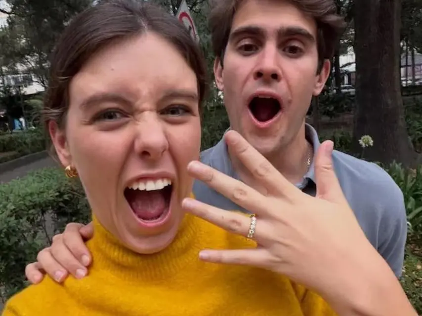 Manuela, portant sa bague de fiançailles.