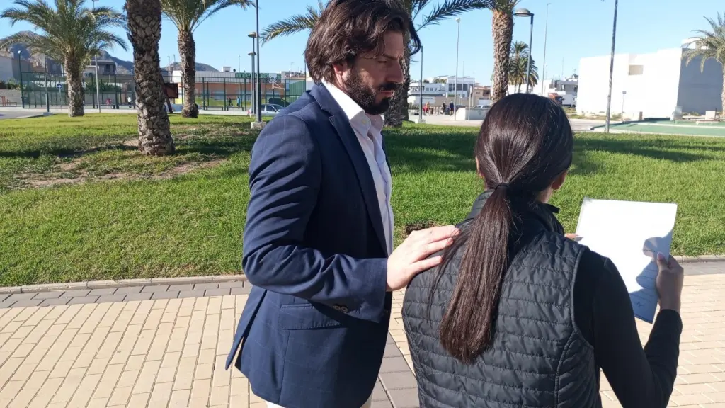 L'avocat Eloy Ferrández, accompagné de son client, révise sa déclaration au tribunal.