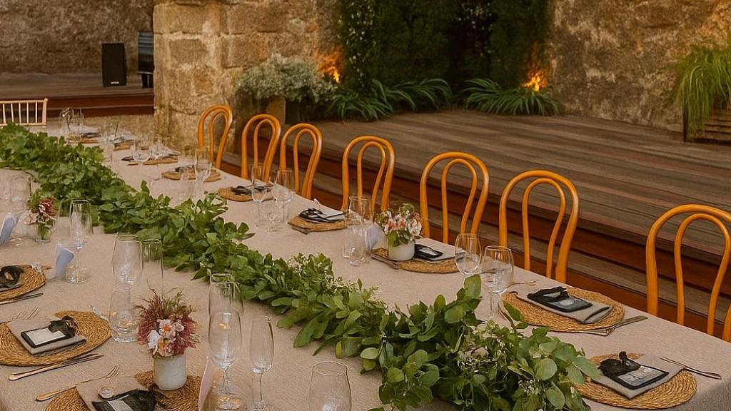 Préparation de quelques tables pour un événement par Mocca Catering.